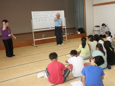 福祉体験スクールで手話を学ぶ子どもたち（社協）の画像